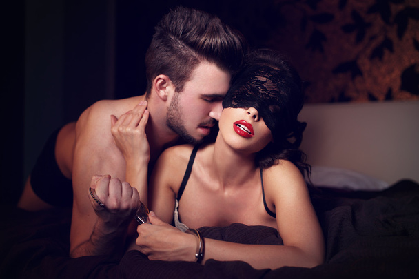 Ночью прелюдия сексуальной пары
 - Фото, изображение