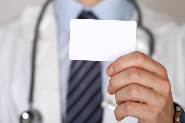 Médecine masculine médecin main tenant carte d'appel vierge - Photo, image