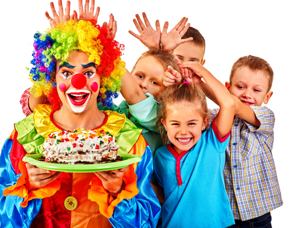 Clown tenant gâteau avec groupe d'enfants
 - Photo, image