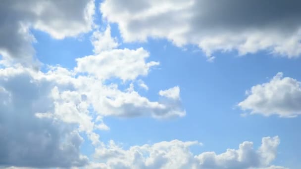 Bewegende wolken op blauwe lucht - Video