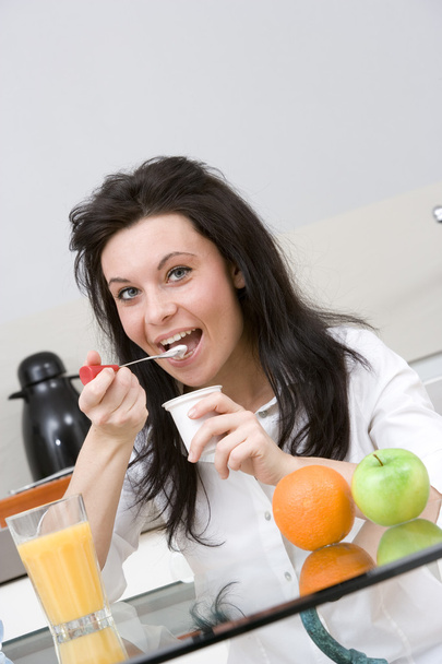ヨーグルトを食べる若い白人女性 - 写真・画像
