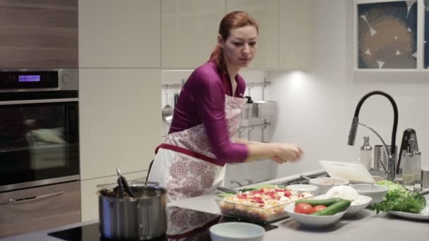 The woman in the kitchen preparing sauce - Filmagem, Vídeo
