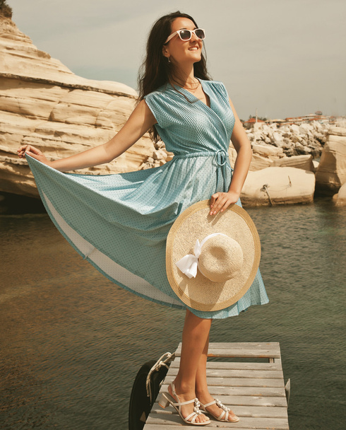 Young happy woman posing near sea - Foto, Imagen
