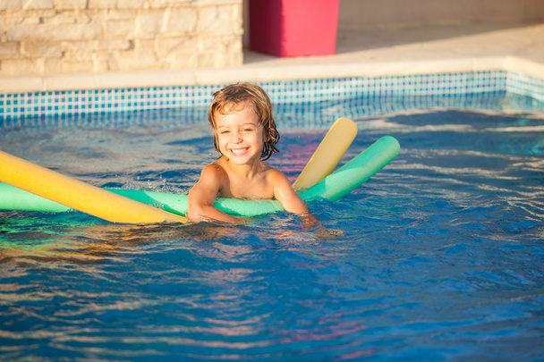 onnellinen lapsi oppii uimaan
 - Valokuva, kuva