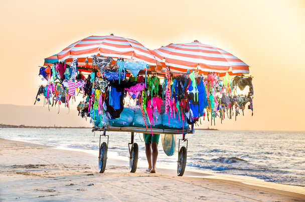 vendedor ambulante en la playa en Italia
 - Foto, Imagen