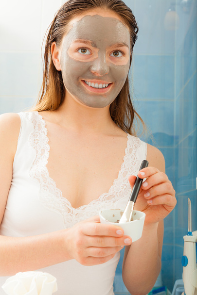 Woman applying  mask - Foto, Bild
