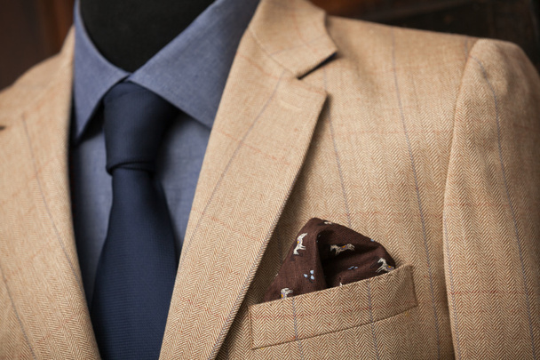 : chemise bleue, cravate marine et manteau marron clair
 - Photo, image
