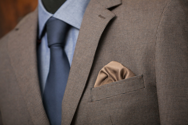 camisa azul, gravata marinha e casaco castanho
 - Foto, Imagem