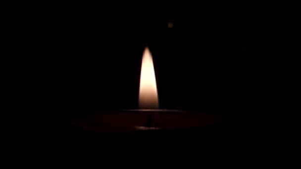 A tüzet egy gyertyát a sötétben. Szeles, a templomban. - Felvétel, videó