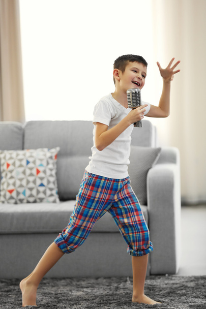 Little boy singing with microphone - Zdjęcie, obraz