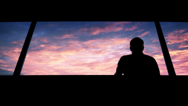 Homem olha para fora no pôr-do-sol surpreendente
 - Filmagem, Vídeo