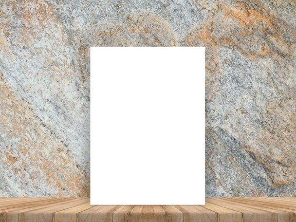 Cartaz branco em branco inclinado no topo da mesa de madeira tropical com parede de pedra escura, fundo Mock up para adicionar conteúdo
 - Foto, Imagem