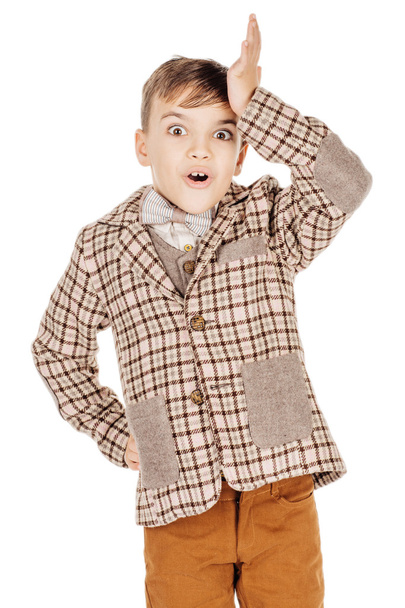 Портрет чарівного молодого щасливого хлопчика, який дивиться на камеру ізольовано на
  - Фото, зображення
