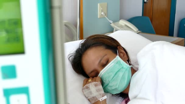 Naispotilas sairaalassa sängyssä
 - Materiaali, video