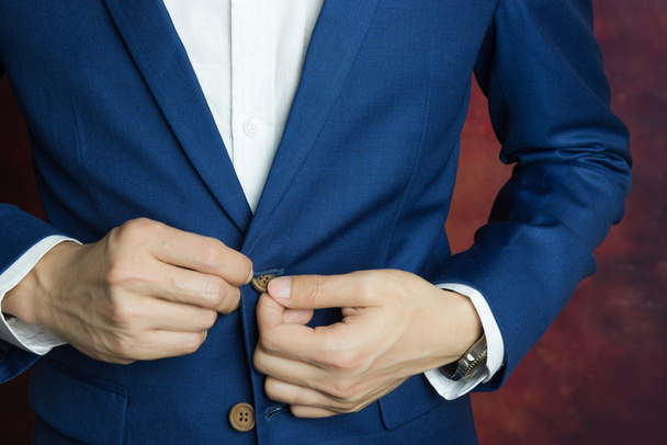 ボタンをしているブルーのスーツの男 - 写真・画像