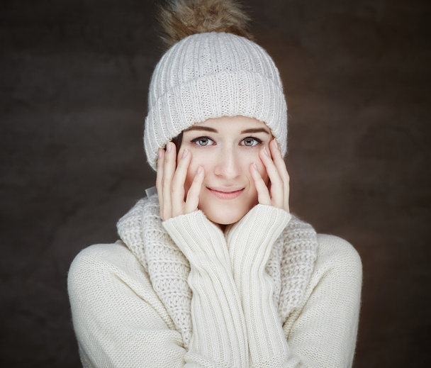 junge Frau im weißen Wurm-Winterpullover. - Foto, Bild