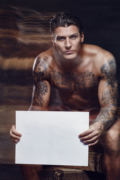 Desnudo muscular tatuado chico
 - Foto, imagen