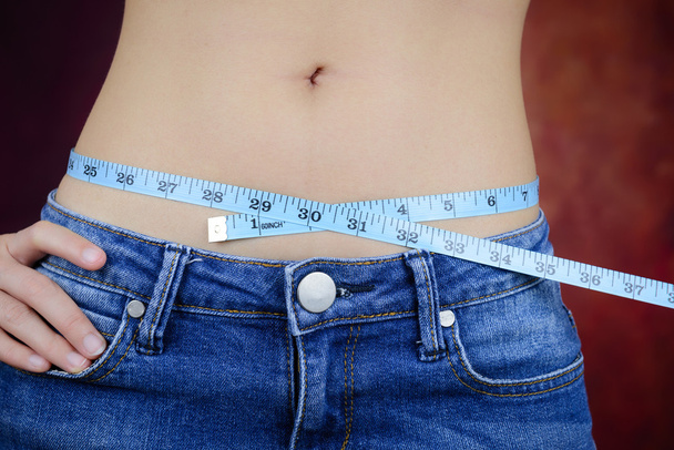 corpo de medição mulher magro, vestindo jeans
 - Foto, Imagem