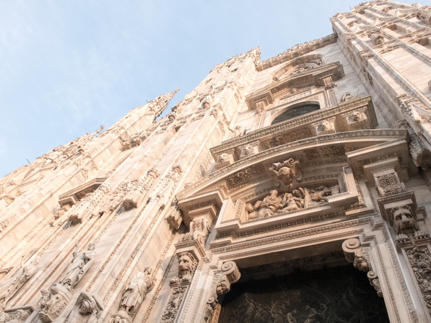Fachada decorativa da Catedral de Milão à luz do sol
 - Foto, Imagem