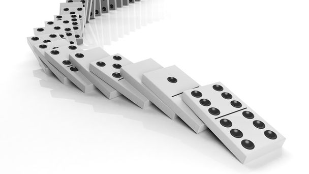 Beyaz izole üste düşen beyaz domino fayans - Fotoğraf, Görsel