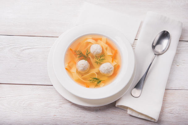 sopa con albóndigas en plato blanco
 - Foto, imagen