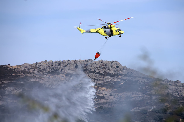 Gaszenie pożaru ogień helikopterów na górze - Zdjęcie, obraz