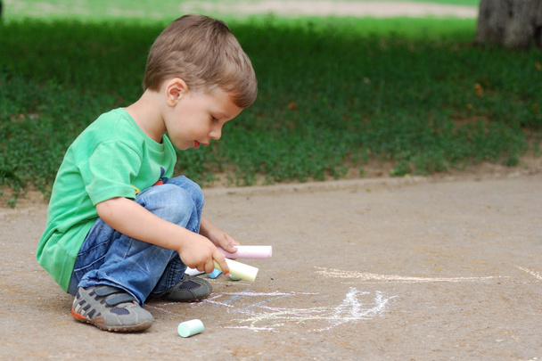 kleiner Junge zeichnet mit Kreide - Foto, Bild