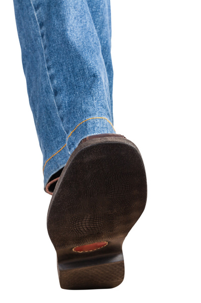 άμεση θέα από το αριστερό του πόδι σε τζιν και καφέ παπούτσι - Φωτογραφία, εικόνα