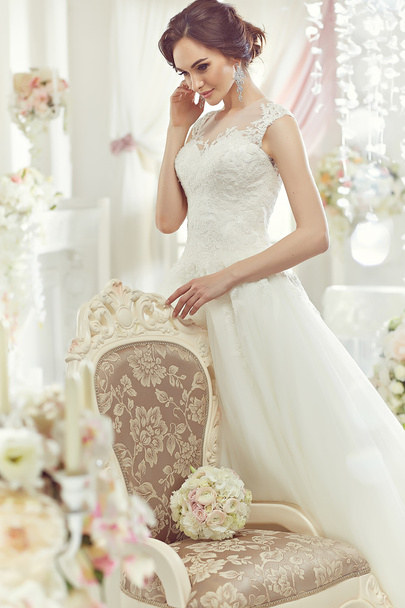 Красива жінка позує у весільній сукні
 - Фото, зображення