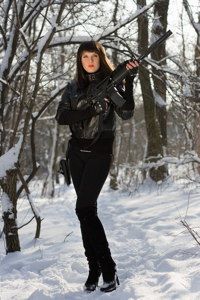Привлекательная молодая женщина с винтовкой
 - Фото, изображение