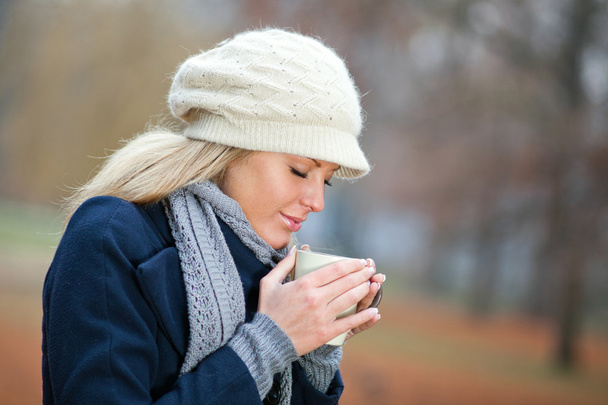mladá žena pije čaj - Fotografie, Obrázek