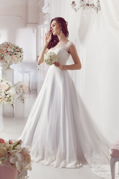 Красивая женщина позирует в свадебном платье
 - Фото, изображение