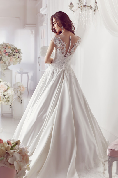 The beautiful woman posing in a wedding dress - Fotoğraf, Görsel