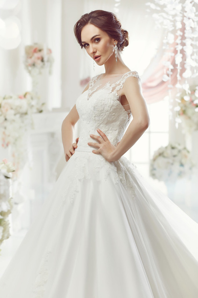 La hermosa mujer posando en un vestido de novia
 - Foto, imagen