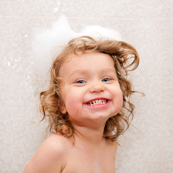glücklich lächelndes Baby in der Badewanne - Foto, Bild