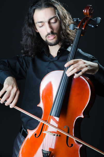 Homme jouant du violoncelle
 - Photo, image