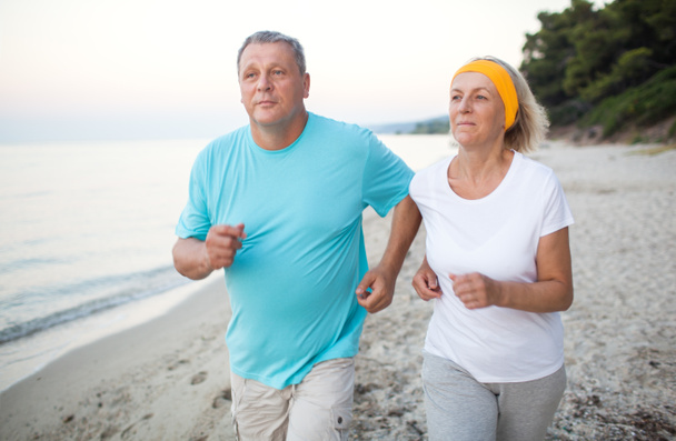 Seniorenpaar joggt an der Küste - Foto, Bild