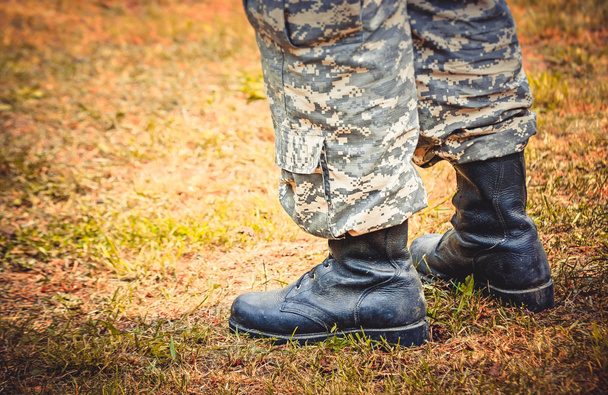 ο άνθρωπος που στέκεται σε στρατιωτικές μπότες και το παντελόνι - Φωτογραφία, εικόνα