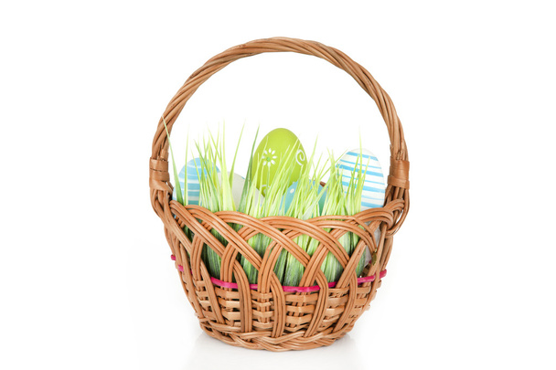 Uova di Pasqua in cesto con erba su sfondo bianco - Buona Pasqua
 - Foto, immagini