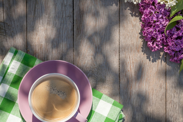Tasse à café et fleurs lilas colorées - Photo, image