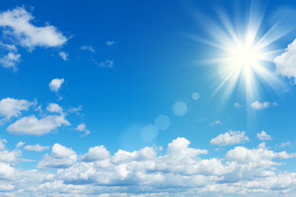 Blauwe lucht met zon en wolken - Foto, afbeelding