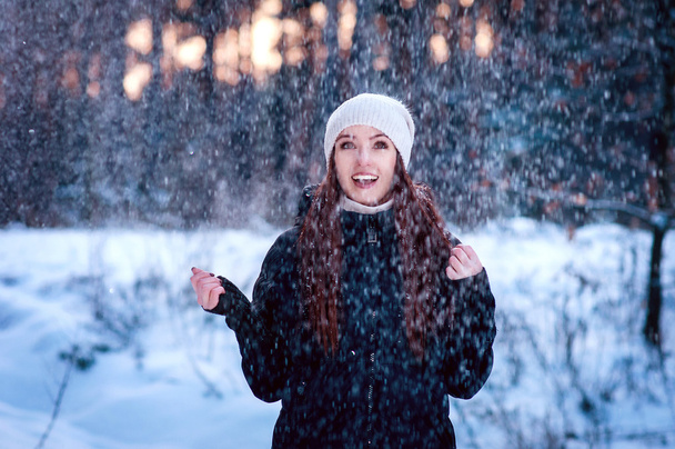 Krásná mladá žena se těší zimy. Zimní příroda portrai - Fotografie, Obrázek