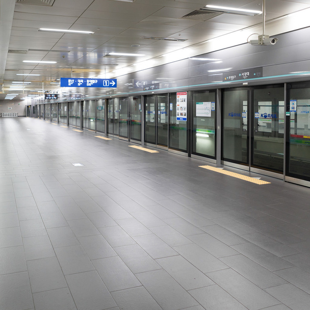 Szöul, Korea - augusztus 12-én 2015-re: Szép platform Seoul metró rendszer, augusztus 12-én 2015-re a Koreai Köztársaság - Fotó, kép