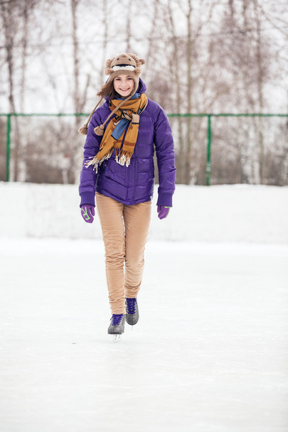 Jeune femme patinant sur glace avec des patins artistiques
 - Photo, image