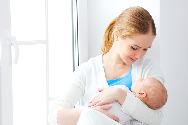novorozené dítě v řízení objetí matky - Fotografie, Obrázek