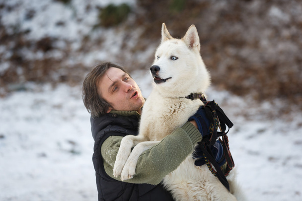 Uomo che abbraccia con cane husky
 - Foto, immagini