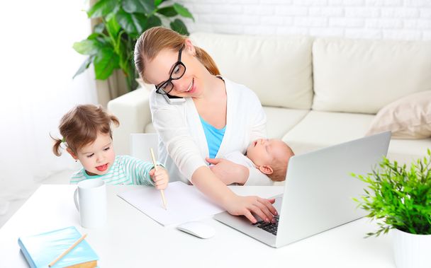 бизнес-мать работает дома через Интернет со своим ребенком
 - Фото, изображение
