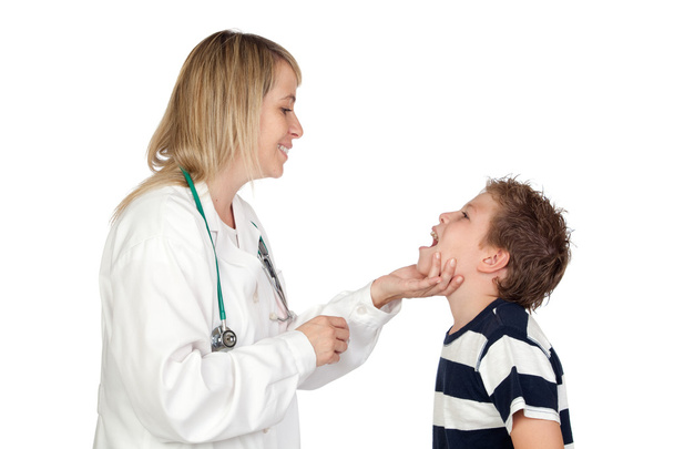 Mulher pediatra fazendo um check-up para a criança
 - Foto, Imagem