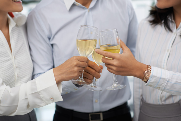 Коллеги пьют белое вино
 - Фото, изображение