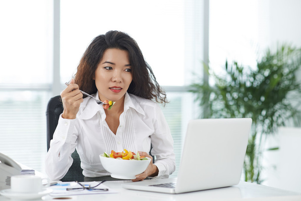 Женщина ест овощной салат
 - Фото, изображение